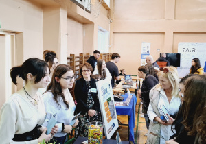 Zainteresowane osoby w rozmowie z uczniami szkoły