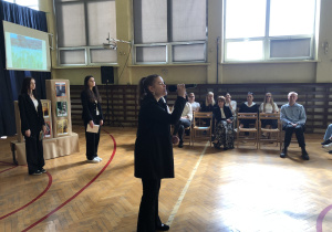 Uczennica szkoły śpiewająca utwór