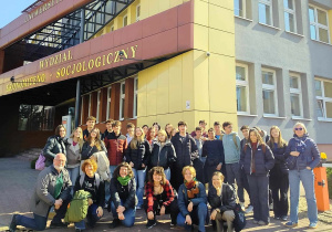 Uczniowie przy budynku wydziału ekonomiczno - socjologicznym