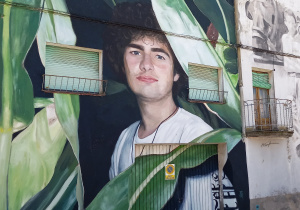 Mural na budynku