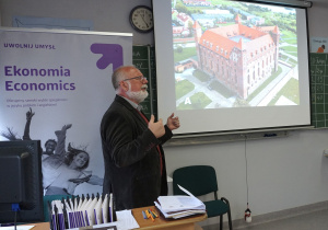 Pan Wicedyrektor Marcin Budynek, w tle prezentacja