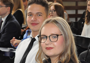 Dwójka uczniów klasy czwartej