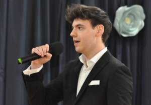 Uczeń wykonujący utwór muzyczny