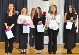 Uczennice Samorządu Uczniowskiego