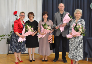 Pani Dyrektor Bogumiła Ziółkowska-Pawlak wraz z wychowawcami klas maturalnych
