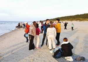 Uczniowie na plaży