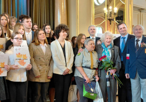 Wspólne zdjęcie laureatów, uczestników Powstania Warszawskiego