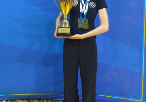 Aleksandra trzymająca w rękach puchar