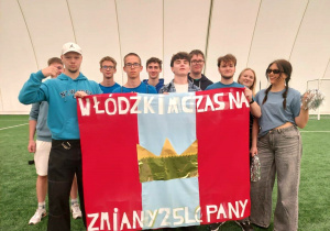 Kibice z banerem