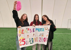 Uczennice z plakatem dopingującym