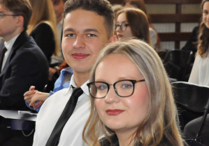 Dwójka uczniów klasy czwartej