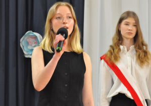 Uczennica wykonująca utwór muzyczny