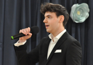 Uczeń wykonujący utwór muzyczny