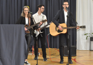 Utwór muzyczny w wykonaniu uczniów szkoły