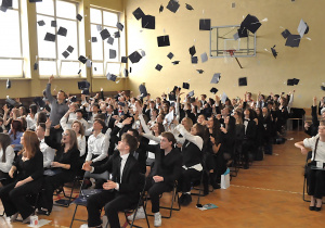 Rzucanie biretami w górę przez uczniów klas maturalnych