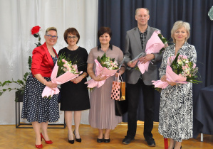 Pani Dyrektor Bogumiła Ziółkowska-Pawlak wraz z wychowawcami klas maturalnych