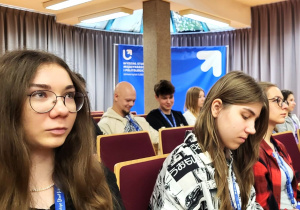 Uczniowie biorący udział w konferencji