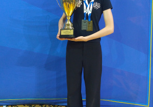 Aleksandra trzymająca w rękach puchar
